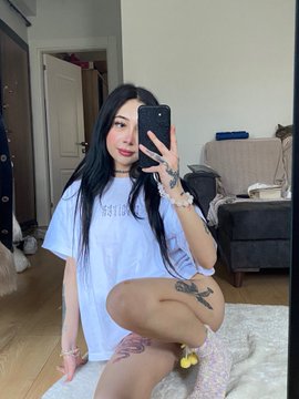 çeşme escort ateşli öpücükleriyle sikini roket yapsın