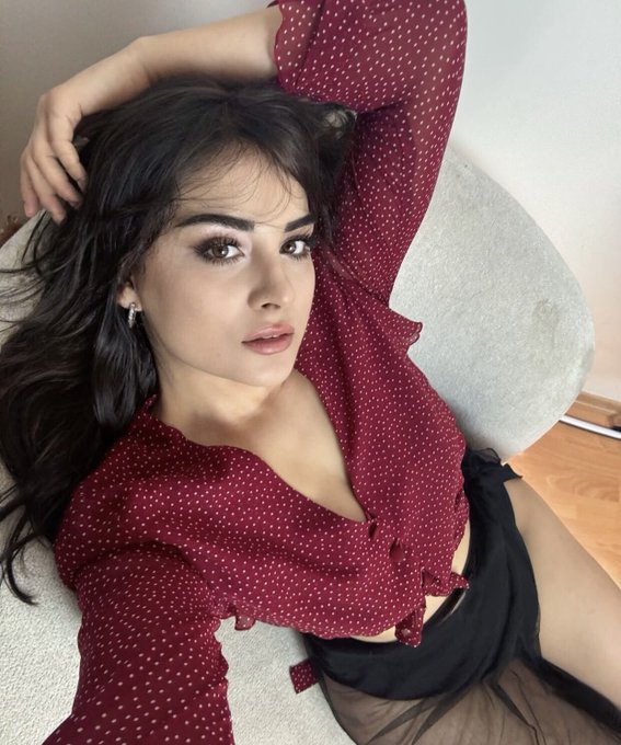 Selinin Kalçaları Amına Çarpıyordu 
