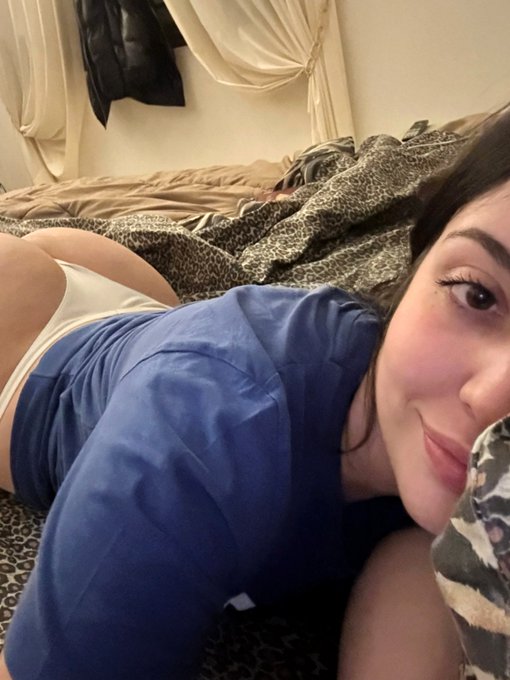 Dizlerimin Üzerinde Gezmeye Baslamıstı Eli